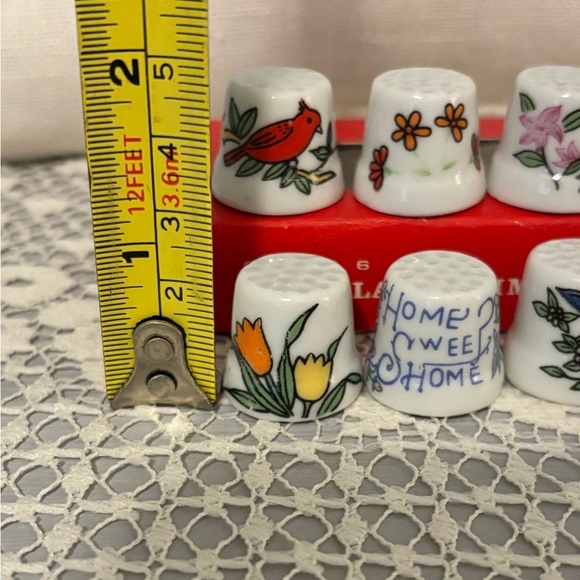 Set of 6 Vintage Porcelain Thimble Set - New in Box - Picture 4 of 4